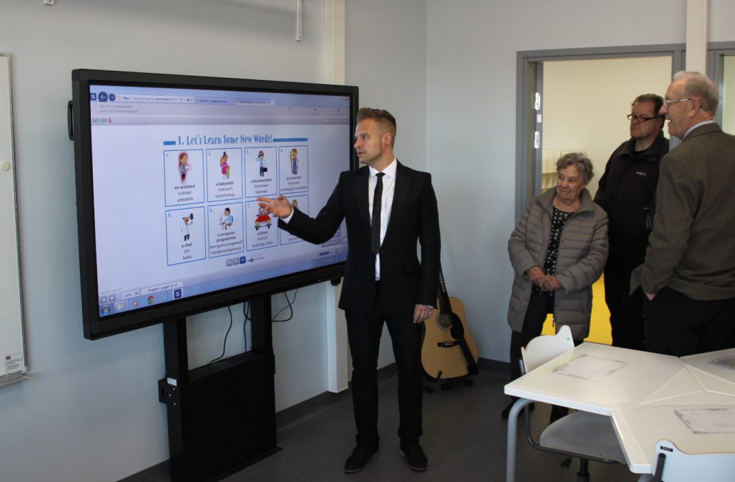 Uutta älykästä luokkahuoneteknologiaa esittelee tässä luokanopettaja Markus Ala-Kauhaluoma. Kuva: Ragip Önsoy