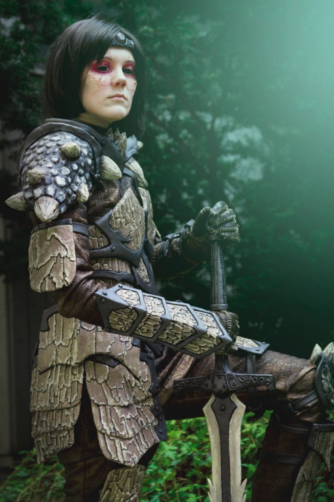 Helena Alajärvi Cosplayn SM-kisoissa Skyrimin Dragonborn-hahmona. Maskiin ja lavasteisiin Alajärvi hankki materiaaleja karnevaalikaupasta, jossa hän on töissä. Kuva: Mialiina Cosplay Photography.