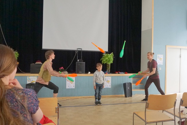 Naantalilainen 6-vuotias Noa Wilenius pääsi lauantaina osaksi SirkusUnionin jonglöörausesitystä.