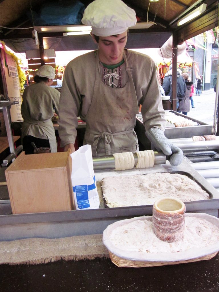 Markkinoilla huumaavia tuoksuja ja makuja: Tässä valmistuu perinteisiä tšekkiläisiä kanelirullia, jotka voi voidella esimerkiksi kaakaovoilla. Kuva: Ragip Önsoy.