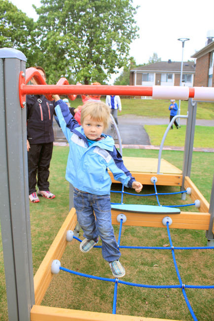 Nelivuotias Sampo testasi uuden Laurin liikuntapuiston tasapainoilutelineitä. 