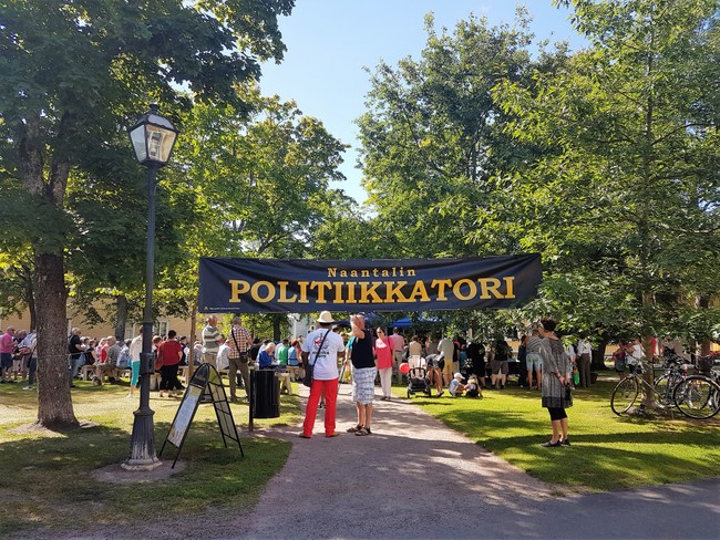 Kuuma Politiikantori Itsenäisyydenpuistossa.