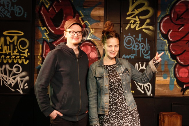 Tuottaja Marcus Lindén ja ohjaaja Karoliina Niskanen Lintuhäkin lavasteissa.