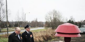 Piikkiön uuden paloaseman pihaa koristaa vanha moottorisireeni
