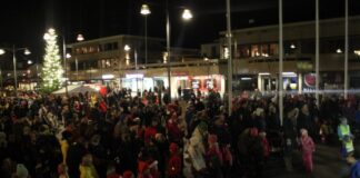 Naantalin Tullikatu ja tori pukeutuivat jouluun