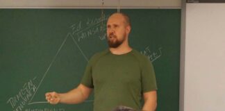 Touko Aalto vieraili Raisiossa puhumassa politiikasta lukiolaisten kanssa