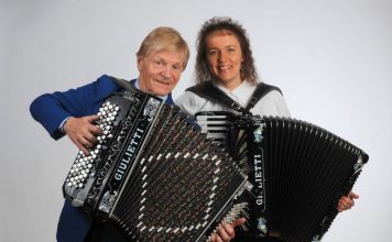 Veikko Ahvenainen, Carina Norlund ja Raision Harmonikkakerho konsertoivat Raisiossa