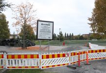 Teräsrautelan kentälle asennetaan kierrätetty tekonurmi