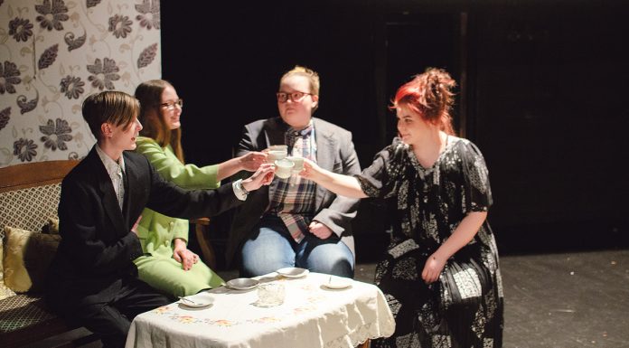 Nuorten teatteriryhmä naurattaa ja kauhistuttaa Nousiaisissa