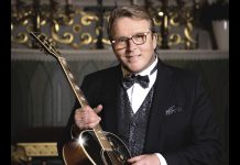 Joel Hallikainen konsertoi Raisiossa 25-henkisen kuoron kera Joel Hallikaisen konsertti