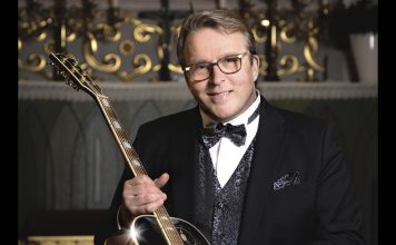 Joel Hallikainen konsertoi Raisiossa 25-henkisen kuoron kera Joel Hallikaisen konsertti