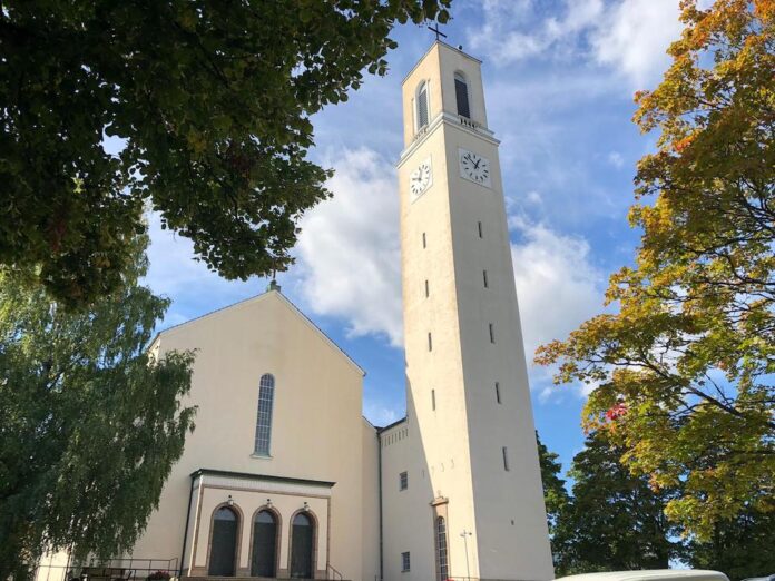 Seurakunnan perustamisen jälkeen meni 12 vuotta ennen kuin Martinkirkko valmistui puutalojen keskelle vuonna 1933.