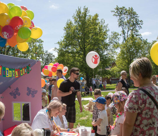 Naantalin Lasten Musiikkijuhlat tuovat värikästä menoa aurinkokaupunkiin Naantalin Kirkkopuistossa järjestettävässä Suuressa Puistojuhlassa on perinteiseen tapaan monipuolista ohjelmaa. Kuva: Naantalin Pelastakaa Lapset ry.