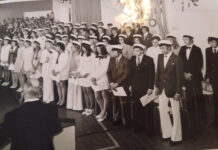 Raision yhteiskoulun lukiosta 50 vuotta sitten valmistuneet juhlivat riemuylioppilaina