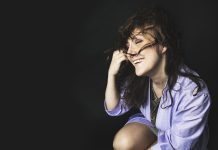 Tina Salmisen Pidät mut raiteilla -kappale on julkaistu molemmilla kotimaisilla Tina Salmiselta uutta musiikkia. Kuva: Jussi Vierimaa.