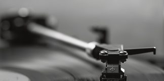 Levyraadissa musiikkia eri kielillä Satakielikuukauden kunniaksi levyraati