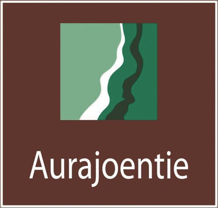 Aurajokilaakson kulttuurireitillä on kartanoita, tiloja, museoita ja luontokohteita. Aurajoentien matkailutien tunnuksen on suunnitellut pöytyäläissyntyinen kuvataiteilija Marjaana Nukarinen.