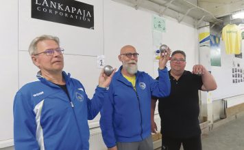 Rentoa seurapeliä – petankkia voi harrastaa niin sisällä kuin ulkonakin Pétanque-kuulat kilahtelevat talvikaudella Leaf Centerillä ja kesäkaudella Kupittaan liikuntakeskuksessa. Turun Pétanque-seuran Jorma Karhunen, Esa Tuominen ja Kai Aaltonen kertovat, että joukkueilla on yleensä kolme kuulaa ja snadi, eli kohdepallo.