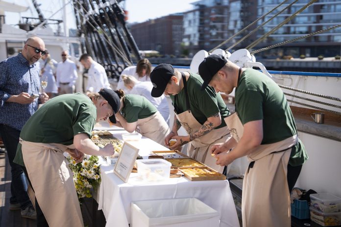 Illan gaalan lisäksi vieraat pääsivät tutustumaan Turkuun maanantaina 12.6. Forum Marinumilla järjestetyssä Chef’s Lunch -kutsuvierastilaisuudessa, jossa tarjoiluista vastasi kymmenen suomalaista huippuravintolaa. Kuva: Ruokakaupunki Turku.