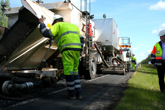 Päällystyksellä parannetaan jalankulkijoiden ja pyöräilijöiden turvallisuutta. Kuva: Varsinais-Suomen ELY-keskus.