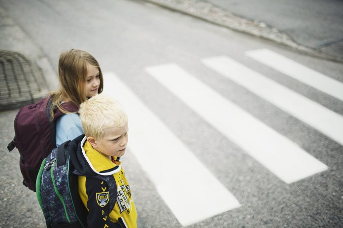 Koululaisen liikennetiedot ja -taidot karttuvat vähitellen kokemuksen myötä seuraamalla aikuisten esimerkkiä ja harjoittelemalla itse. Liikenneturva kannustaa uusien ekaluokkalaisten vanhempia harjoittelemaan koulumatkaa yhdessä lapsen kanssa hyvissä ajoin. Kuva: Liikenneturva / Nina Mönkkönen.