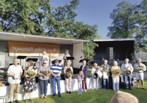 Kotipihakilpailun voittajat vuosimallia 2023 asettautuivat kuvaan Naantalin kirkkopuistossa perinteiseen tapaan järjestetyssä puistojuhlassa.