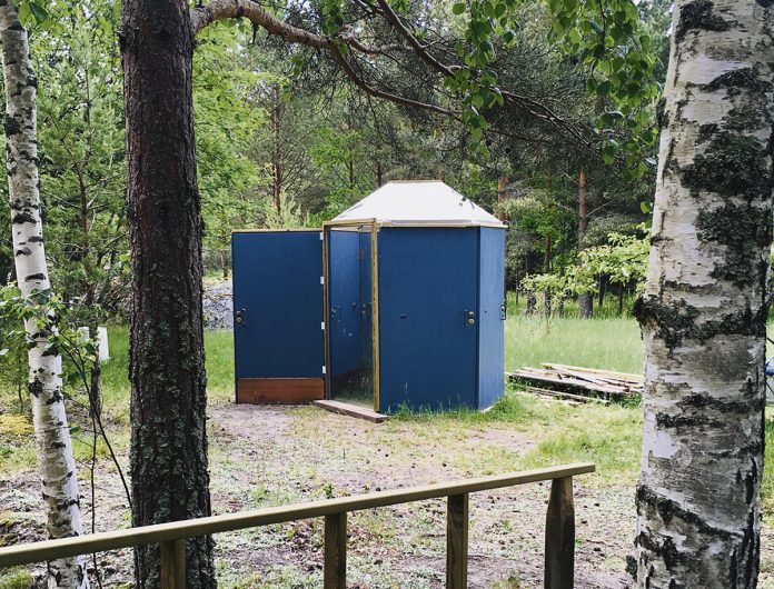 Pakinaisten paviljonki on rakennettu Turussa Parrantiellä sijainneen Taiteilijatalon sinisistä ovista. Kuva: Maarit Nissilä.