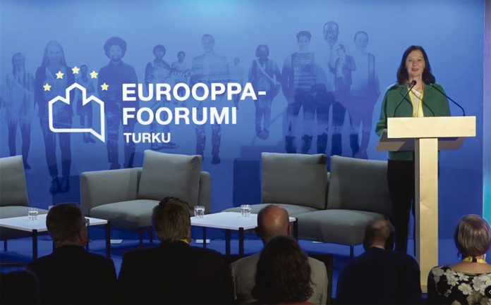 Turun ilmastofoorumissa 30. elokuuta puhunut pormestari Minna Arve sanoi, että Eurooppa-foorumin tavoitteena on alusta alkaen ollut tuoda tutkijat, kansalaiset ja poliitikot yhteen. Kuva: Eurooppa-foorumi.