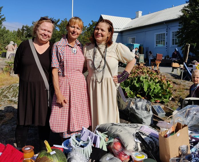 Kuvassa markkina-aktiivit Erja Lehtonen, Eeva Turpeinen ja Sari Koponen.