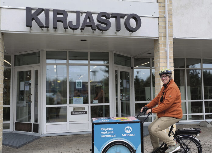 Maskun pääkirjaston kirjastovirkailija Mervi Nikulan voi bongata jatkossa kirjastopalveluiden uuden sähköpyörän satulasta.