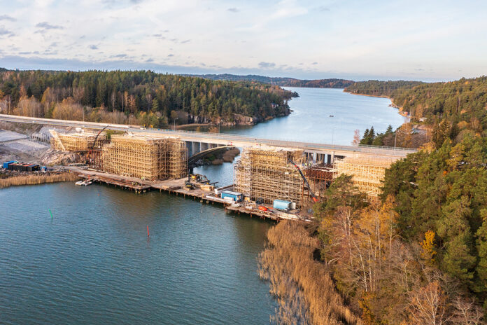 Kreate toteutti Hessundinsalmen sillalla harvinaislaatuisen betoninivelrakenteen tunkkauksen lokakuun lopussa. Sillan massiiviset tukipilarit ovat vielä toistaiseksi ohikulkijoilta piilossa telineiden ja muottirakenteiden alla. Kuva: Kreate Group Oyj.