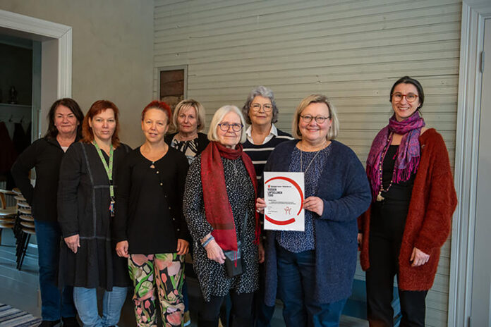 Naantalin Pelastakaa Lapset ry jakoi tunnustuksen Naantalin museolle Lapsen oikeuksien päivänä 20.11. Kuvassa vasemmalta oikealle Marja Raitis, Mervi Levanto, Mari Termonen, Anne Bergfors, Tellervo Hannula-Lehtinen, Liisa Nurmi, Anne Sjöström ja Ulla Clerc.