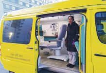 Liikkuva jalkojenhoitohuone huristelee varsinaissuomalaisissa kunnissa Jalkojenhoitaja Thanh Tran kertoo, että Lounais-Suomen Diabetes ry:n jalkojenhoitoauto on uusin teippauksin varustettu entinen ambulanssi.