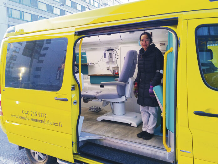 Jalkojenhoitaja Thanh Tran kertoo, että Lounais-Suomen Diabetes ry:n jalkojenhoitoauto on uusin teippauksin varustettu entinen ambulanssi.