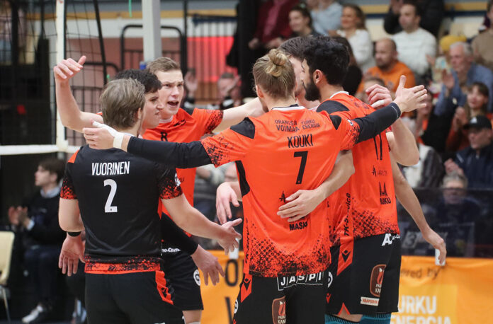 Raision Loimu ja Akaa-Volley tarjoilivat huippulentistä Kerttulan liikuntahallissa 28. joulukuuta. Kuva: Hannu Tuominen.