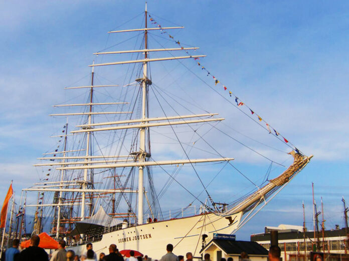 Suomen Joutsen emännöi Tall Ships Races -tapahtumaa Turun Aurajoessa. Kuva: Turun Seutusanomien arkisto / Katariina Mäkinen-Önsoy.