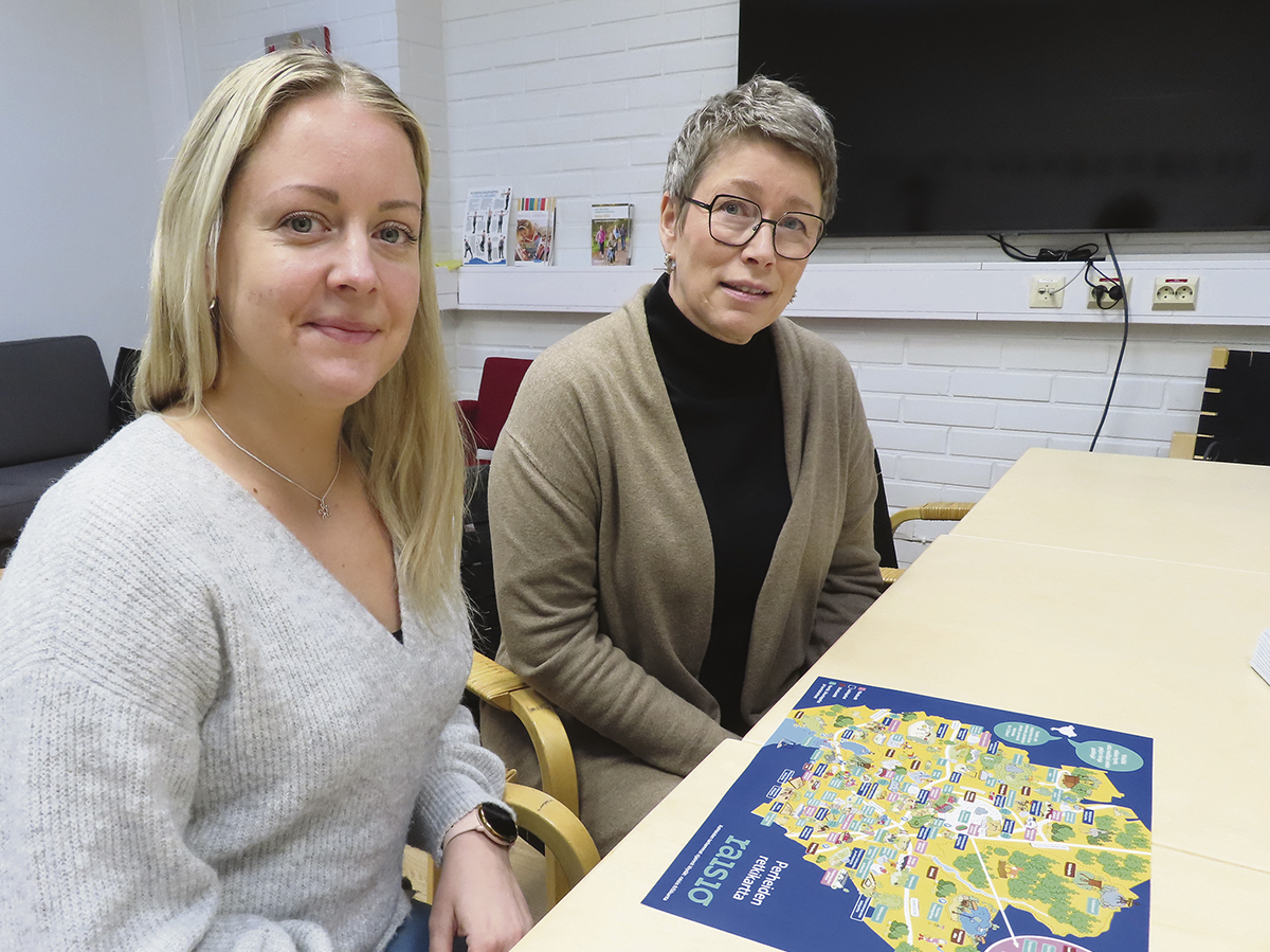 Raision kaupungin varhaiskasvatuksen liikuntakoordinaattori Paula Wärnström ja sivistysjohtaja Leena Laakso esittelevät uutta perheiden retkikarttaa.