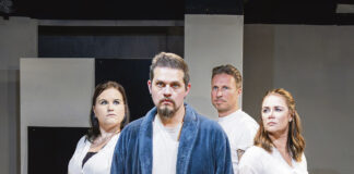 Teatteri Akseli ainoana paikallisteatterina Työväen Näyttämöpäivillä Teatteri Akselin Tarpeettomia ihmisiä -näytelmän rooleissa nähdään Hanna Mehto, Tomi Aho, Linda Johansson ja Rolle Ekroos. Kuva: Urpo Helenius.