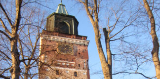 Historiallinen nuottiteline Kuninkaantien muusikoiden esityksessä Turun tuomiokirkko. Kuva: Turun Seutusanomien arkisto.