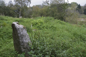 Räpälän alueella oleva bautakivi eli muinaisten Pohjolan asukkaiden hautakivi syksyllä 2023. Kuva: Juha Ruohonen.