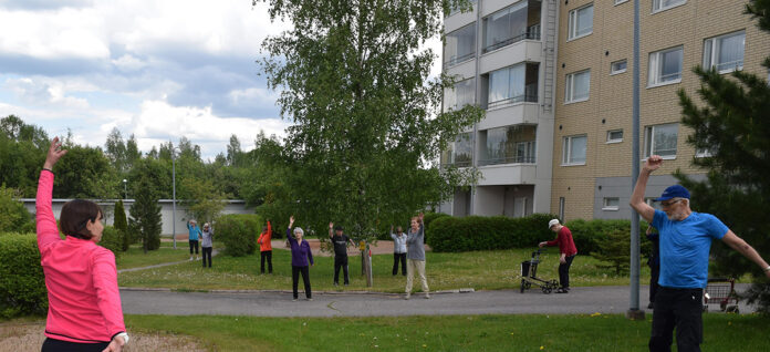 Kesäkuussa jumpataan sekä parvekkeilla ja pihoilla että leikkipuistoissa. Kuva: Paimion kaupunki.