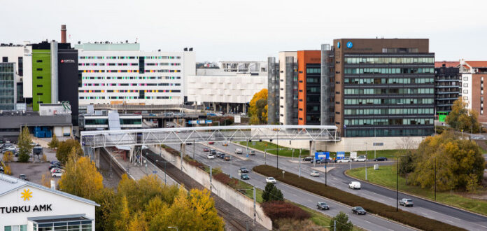 Helsinginkatu ja rata erottavat Kupittaan ja Itäharjun. Kuva: Turun kaupunki.