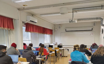 Digitaalisuus haastaa koulutusta – sote-ala kehittyy vauhdilla Livian opiskelijat tekevät virtuaaliympäristöä ohjatusti koulun koneella. Kuva: Anu Kurki.