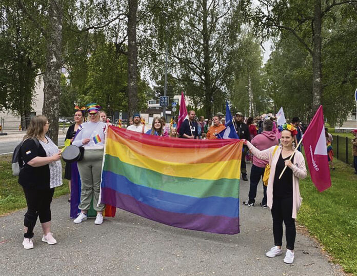 Viime vuonna ensimmäistä kertaa järjestetyssä Paimio Pride -kulkueessa oli yli sata osallistujaa. Kuva: Paimio Pride ry.