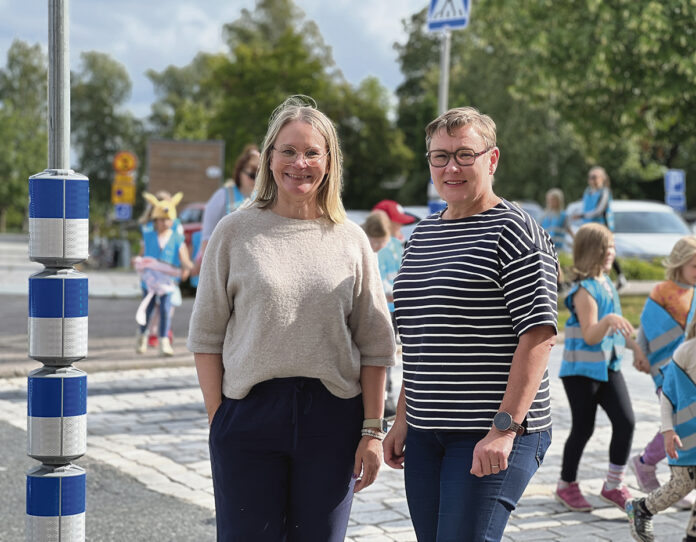 LähiTapiola Varsinais-Suomen vastuullisuus- ja viestintäpäällikkö Lotta Kannisto ja Paimion kaupungin hallintojohtaja Jaana Hölsö. Kuva: Assi Antinmaa.