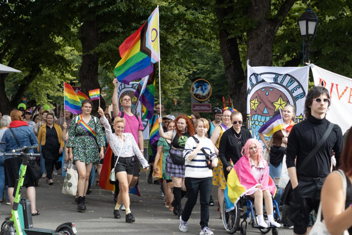 Turku Pride -kulkue marssi kaupungin keskustan läpi. Kuva: Anastasia Korpelainen, Turku Pride 2022.