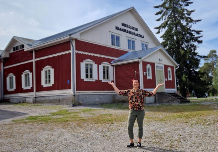 Mari-Sanna Saaristo Mietoisten Maamiesseurantalon edustalla.