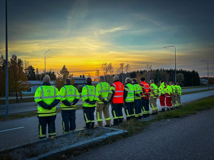 Kuusiston VPK:n palokuntalaisia sekä Kaarinan päätoimista henkilöstöä mielenilmaisussa turvallisemman liikenteen puolesta 16. lokakuuta. Kuva: Tiia Kestilä.