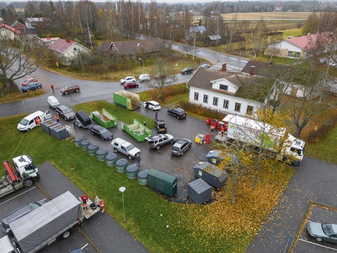 Mynämäessä liikkuva lajitteluasema Siira ottaa vastaan myös käyttökelpoista tavaraa. Kuva: Vesa-Matti Väärä / LSJH.