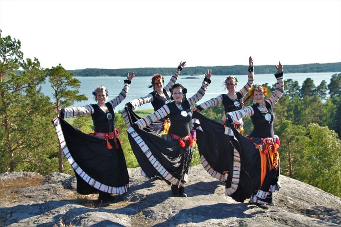 Tanssiryhmä Nefer Härmälän rotkolla, Maskussa, Kuva: Oskari Campomanes.